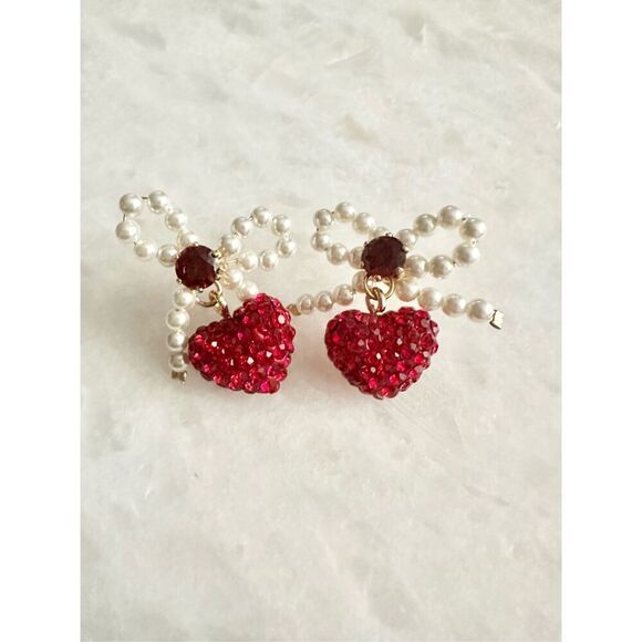 No Brand Jewelry - Super sparkly red rhinestone heart earrings with faux pearl bow ￼